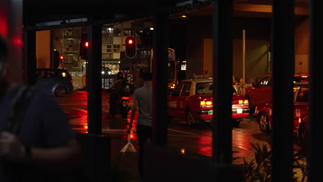 Hongkong---04.-August-2022:-Menschen-Gehen-Nachts-über-Den-Bürgersteig