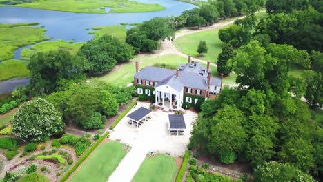 Drone-push-of-Magnificent-Boone-Hall-Plantation-and-Mansion-outside-of-Charleston,-SC