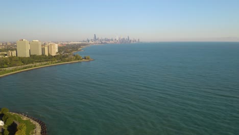 Luftaufnahme-Zeigt-Promontory-Point-Mit-Der-Skyline-Von-Chicago-Im-Hintergrund