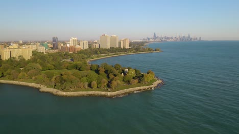 Aufnahme-Des-Promontoriums-Mit-Dem-Stadtbild-Von-Chicago-Im-Hintergrund