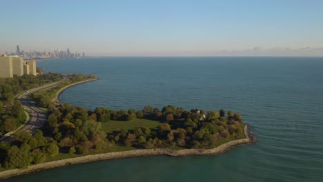 Erstaunliche-Luftaufnahme-Der-Skyline-Von-Chicago-Vom-Vorgebirge-Aus