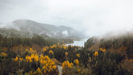 Wolken-Und-Nebel-Rollen-Durch-Ein-Bewaldetes-Bergtal-Mit-See--Und-Flusszeitraffer
