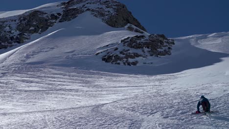 Esquiador-Escalando-Una-Montaña-Nevada
