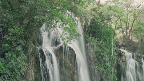 Zeitraffer-Mit-Schleiereffekt-Eines-Wasserfalls