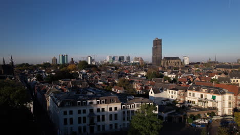 Lepelenburgpark-Mit-Dem-Stadtbild-Von-Utrecht-Im-Hintergrund,-Wo-Sich-Der-Eingerüstete-Kirchturm-über-Der-Urbanen-Holländischen-Stadt-Erhebt