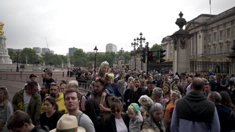 A-pan-reveal-shot-of-the-crowds-of-people-queuing-to-pay-their-final-respects-to-Queen-Elizabeth-at-Buckingham-Palace,-London,-England