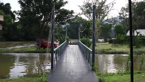 Symmetrische-Ansicht-4k-Einer-Stahlfußbrücke,-Die-Einen-Fluss-In-Thailand-überquert