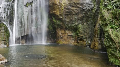 Schöner-Wasserfall,-Der-In-Ein-Wasserbecken-In-Neuseelands-Hawkes-Bay-Kaskadiert