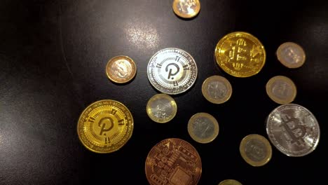 Bitcoin-Y-Polkadot-Con-Monedas-Moradas-De-Un-Euro,-Mercado-De-Divisas,-Depósito-De-Valor,-Cadena-De-Bloques-Web-3,-Pagos-Digitales,-Reflejos-De-Luz,-Toma-Macro-En-Primer-Plano-De-La-Grúa-En-Ascenso,-España