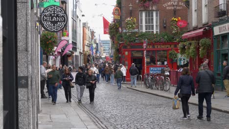 Tourists-And-Locals-Walking-In-The-Notable-Street-Of-Temple-Bar-In-Dublin,-Ireland