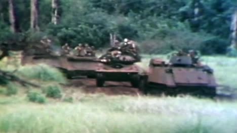 1960-Amerikanische-Panzer-Fahren-Im-Vietnamkrieg