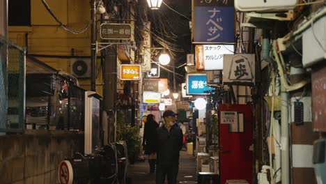 Japanisches-Nachtleben-In-Golden-Gai,-Shinjuku-Trinkfluss