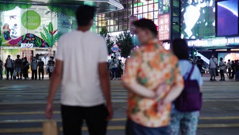 Leute,-Die-Auf-Dem-Zebrakreuz-Der-Nacht-Auf-Einer-Der-Straßen-Hongkongs-Laufen