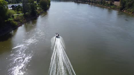 Speedboat-Cruising-On-Cumberland-River-At-Daytime-In-USA---aerial-drone-shot