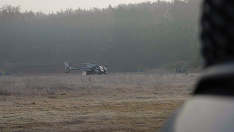 Hubschrauber-Der-Polizei-Spezialeinheiten-Landete-Auf-Dem-Feld-In-Nebliger-Landschaft