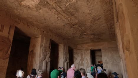 Personas-Que-Visitan-Los-Hermosos-Pilares-Tallados-Y-Las-Paredes-Del-Templo-De-Abu-Simbel,-Egipto