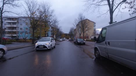 Toma-Pov-Conduciendo-Por-Las-Tranquilas-Calles-De-Helsinki