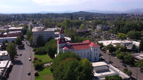 Drone-orbit-around-historic-courthouse-in-Corvallis,-Oregon