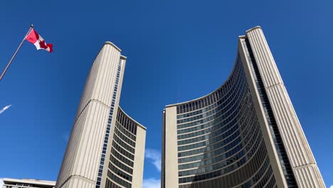 Edificio-Del-Gobierno-Municipal-Del-Ayuntamiento-De-Toronto-Mirando-Hacia-La-Bandera-De-Canadá-Ondeando-En-El-Viento