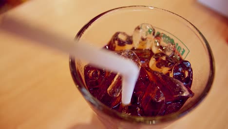 Das-Prickeln-Von-Coca-Cola-In-Einem-Kalten-Glas-Auf-Dem-Tisch-Im-Restaurant