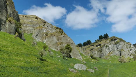Felsige-Klippen-In-Der-Wunderschönen-Ruhigen-Neuseeländischen-Landschaft---Panning-Mittagsaufnahme