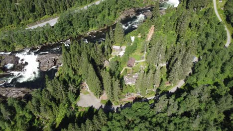 Entfernte-Luftaufnahme-Von-Voss-Zipline-Und-Kletterpark-Neben-Strandaelvi-Fluss-In-Voss-Norwegen---üppig-Grüne-Sommerluft-Mit-Fluss,-Der-Schön-Neben-Park-Fließt