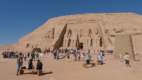 Multitud-De-Personas-Fuera-De-La-Entrada-Que-Conduce-Al-Templo-De-Abu-Simbel-En-Egipto