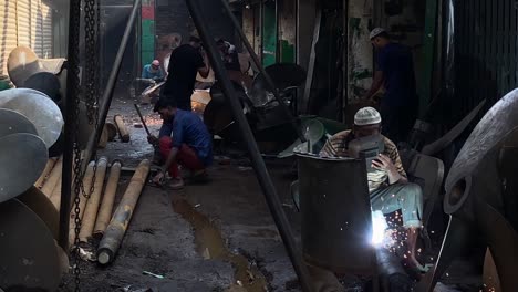 Workers-welding-at-shipbuilding-factory-workshop-in-Dhaka,-Bangladesh