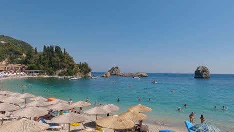 Gente-Disfrutando-De-Su-Playa-En-Parga,-Grecia