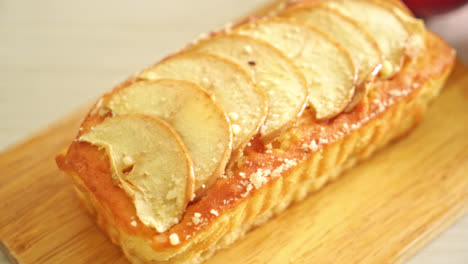 apple-loaf-crumbled-cake-on-wood-board