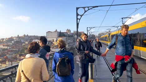 Porto-Portugal-Pov-Spaziergang-Folge-Einer-Frau-In-Blauer-Jacke-über-Die-Berühmte-Aussichtsbrücke-Ponte-Luis-I