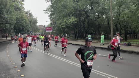 Aufnahme-Einer-Gruppe-Von-Läufern-Des-Mexico-City-Marathon-2022-Im-Wald-Von-Chapultepec