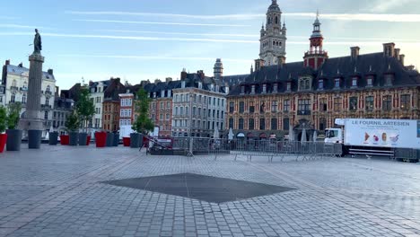 Spazieren-Am-Morgen-Auf-Dem-General-De-Gaulle-Platz-In-Lille,-Frankreich