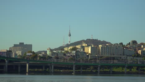 Ikonischer-N-Seoul-Namsan-Turm-Und-Youngsan-Bezirk-Bei-Sonnenuntergang-Landschaft-Am-Flussufer