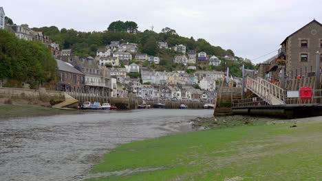 View-from-a-slipway-looking-toward-the-historic-harbour-town-of-Looe-in-Cornwall,-England,-UK
