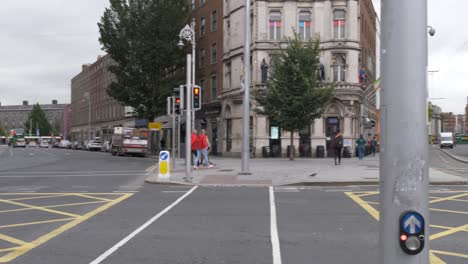 Fußgänger-Und-Verkehr-Auf-Der-Straße-Mit-O&#39;Connell-Bridge-House,-Heineken-Gebäude-In-Dublin,-Irland