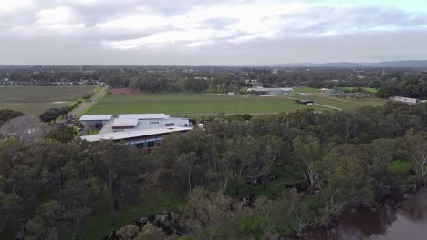 Aufsteigende-Luftaufnahme-über-Fluss-Und-Mandoon-Estate,-Swan-Valley,-Perth,-Australien