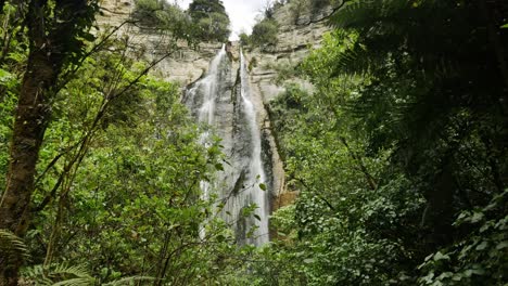 Spektakulärer-Glanz-Fällt-Wasserfall-In-üppiger-Neuseeländischer-Landschaft---Niedriger-Winkel