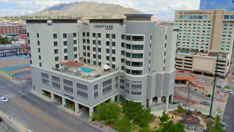 Patio-Junto-Al-Edificio-Del-Hotel-Marriott-Durante-El-Día-En-El-Centro-De-El-Paso-Con-Las-Icónicas-Montañas-Franklin-Al-Fondo