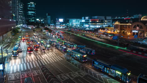 Zeitraffer-Für-Nachtverkehr-Am-Bahnhof-Seoul---Weitwinkelansicht-Statisch
