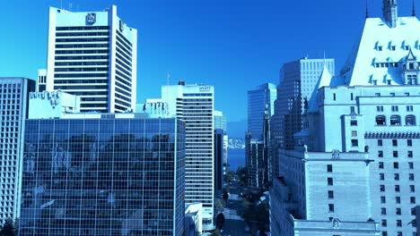 Drohne-überführung-Vancouvers-Burrard-Street-In-Richtung-Robson-150-Fuß-über-Dem-Boden-über-Fairmont-Hotel-Vip-Balkon-über-Bürotürme-Verspiegelte-Glasfenster-Reflexionen-Klarer-Himmel-Grüne-Bäume2-5