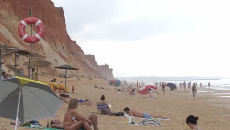 Multitud-De-Personas-En-La-Playa-De-Falesia-En-Albufeira,-Algarve,-Portugal-En-Un-Clima-Nublado
