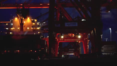 Nachtaufnahme-Des-Industriellen-Schiffscontainerhafens-In-Vancouver-Bei-Umgebungslicht