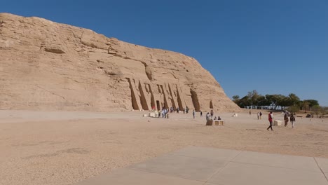 Turistas-Y-Visitantes-A-La-Estatua-De-Jeroglíficos-Y-Ramses-En-Abu-Simbel,-Egipto