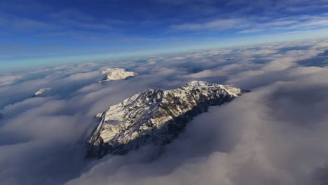 Drone-Militar-Solitario-Volando-Sobre-Nubes-De-Paisaje-De-Montaña-Con-Cielo-Azul-Animación-Cgi-Aérea-4k