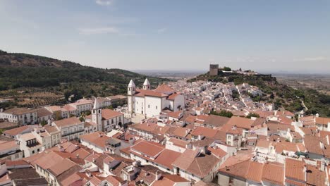 Weiße-Reihenhäuser,-Castelo-De-Vide-Malerische-Architektur,-Alto-Alentejo,-Portugal