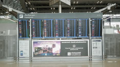Fluginformationen-Am-Flughafen-Suvarnabhumi-Mit-Vielen-Passagieren,-Die-Ihren-Flug-überprüfen