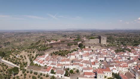 Castillo-Castelo-De-Vide-En-La-Cima-De-Una-Colina-Con-Vistas-A-Encantadoras-Casas-Adosadas-Blancas,-Alentejo,-Portugal