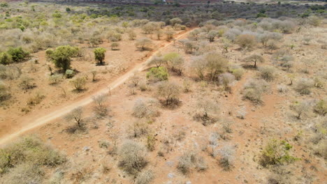 Luftaufnahme-Einer-Trockenen-Und-Kargen-Landschaft-Mit-Unbefestigten-Straßen-Im-Ländlichen-Kenia