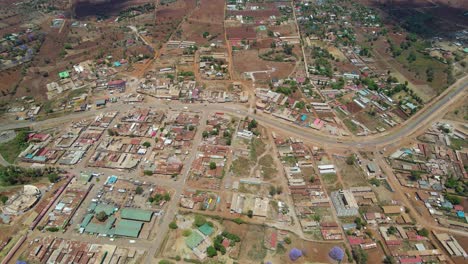 Vista-Aérea-De-Una-Ciudad-En-Kenia-loitokitok,-Hora-Dorada-En-El-África-Rural---Seguimiento,-Disparo-De-Drones